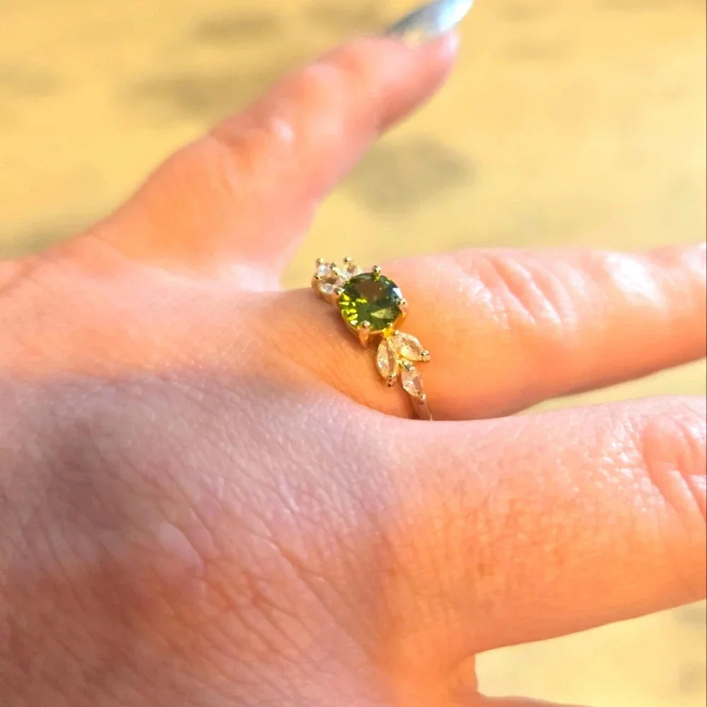 Green Zirconia Engagement‑Style Ring – Size 8 – Gold Tone